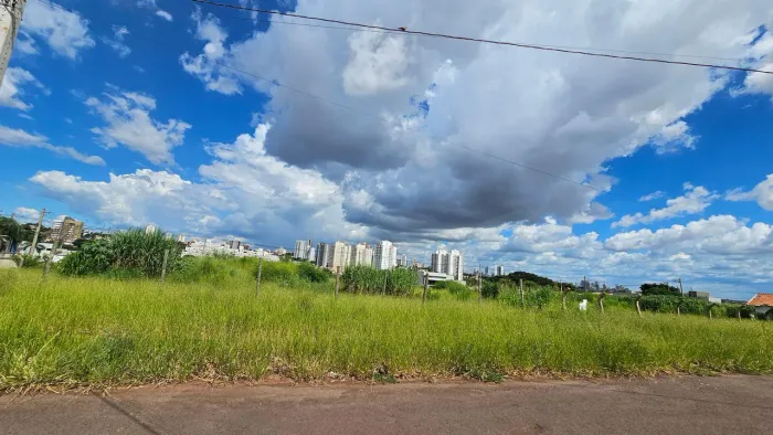 Vendo área no bairro São Francisco uma quadra da Av Mascarenhas de Moraes