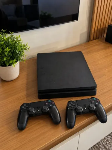 PS4 Slim com 2 controles e atualização 13.52