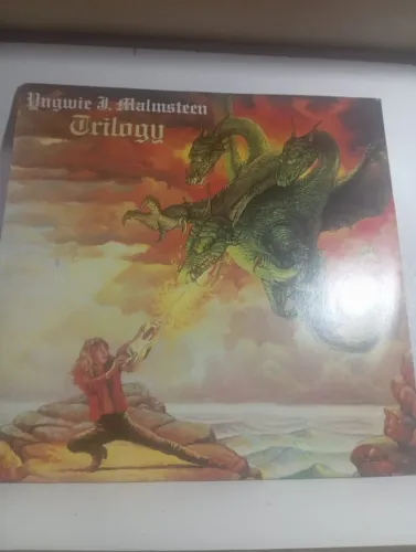 Este é o álbum de vinil Trilogy do guitarrista Yngwie Malmsteen, lançado em 1986 pela Poly