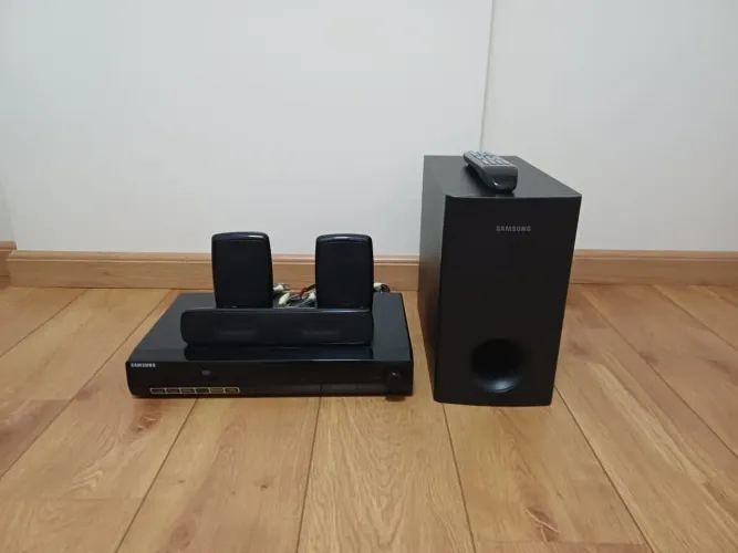 Aparelho de Som Samsung modelo HTZ 320