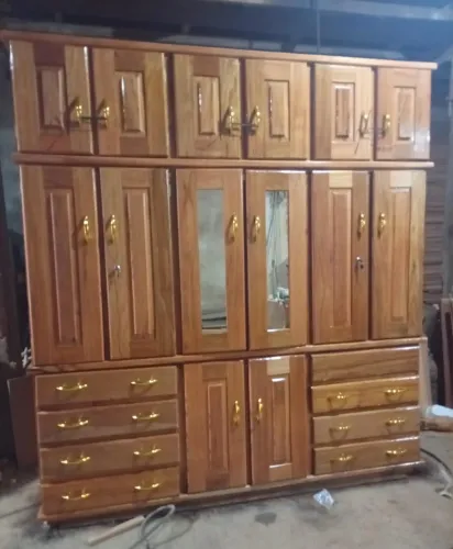 Guarda Roupa todo de Madeira de Primeira