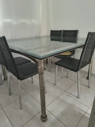 Vendo mesa de ferro envelhecido com tampo de vidro temperado, 1,60x1,60.
