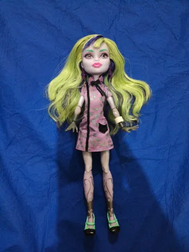 Monster high twyla volta as aulas