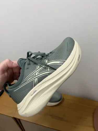 Tênis de corrida Nimbus 27