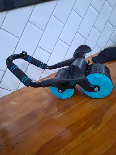 Roda abdominal com apoio para os cotovelos e retorno automático