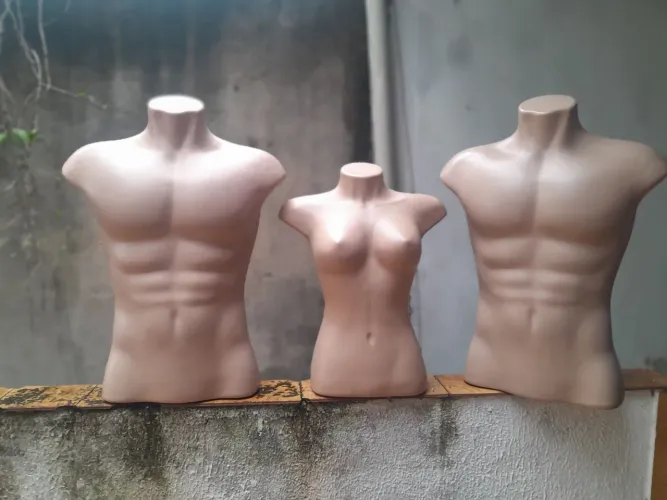 MANEQUINS UMA MULHER E DOIS HOMENS
