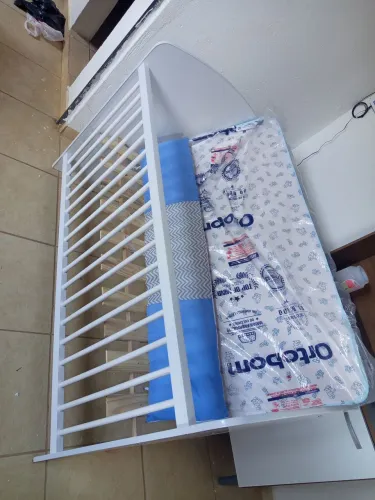 Berço com colchão e canteiro