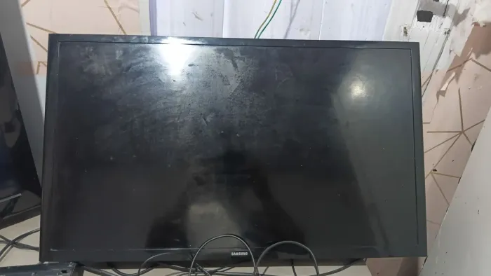 Vendo TV de 32 polegadas esmart Samsung no pretinho 600 funcionando normalmente 