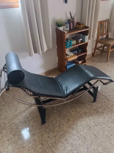 Chaise couro preta.