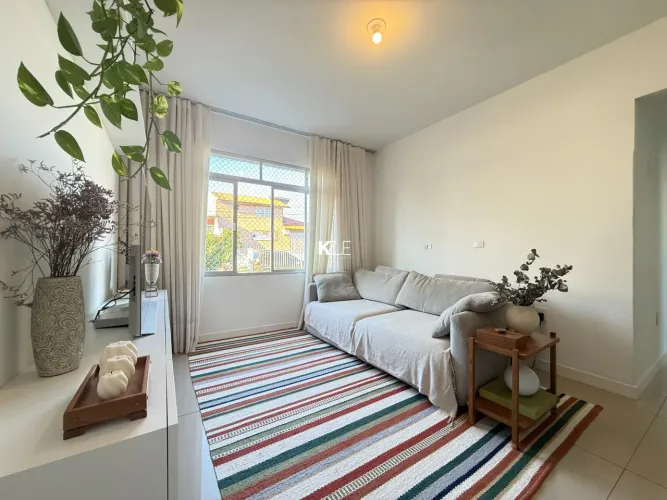 Apartamento reformado com 3 dormitórios em Coqueiros - Semi-Mobiliado