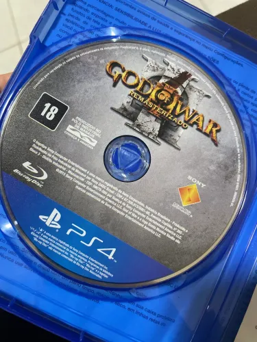 Jogos PS4 Originais - God of War III Remasterizado + Rainbow Six Siege