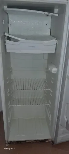 Vende-se uma geladeira