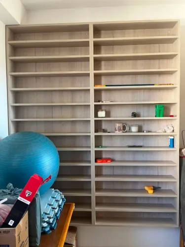Estante aérea em MDF, com 2 módulos e 13 prateleiras (15cmx15cm) em cada - total 1,5mx2,0m