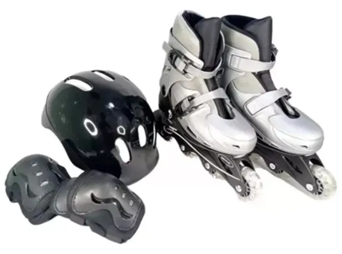 Patins in-line com capacete e protetor de joelhos cinza
