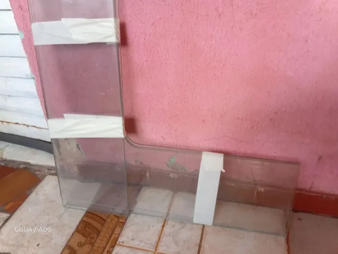 Vendo cantoneiras de vidro 3 peças.....1 cantoneira terá 4 peças ao todo