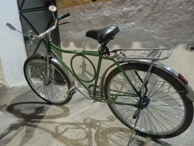 Vendo  BICICLETA MONARK 1976  bem conservada...para amantes de objetos antigos.