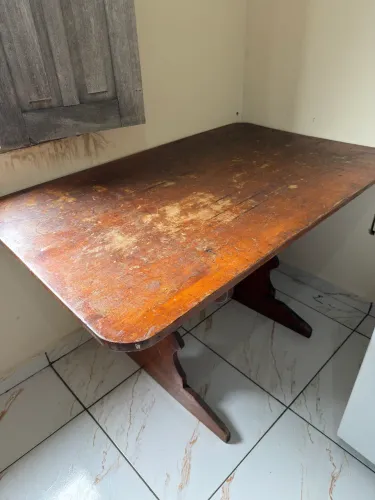 Mesa de madeira de 6 lugares