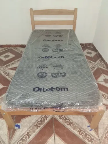 Cama e quadro de madeira