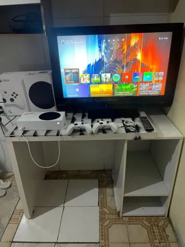 Serie S + tv32 polegadas+ estante+ 90 jogos comprados na loja,+2 controles