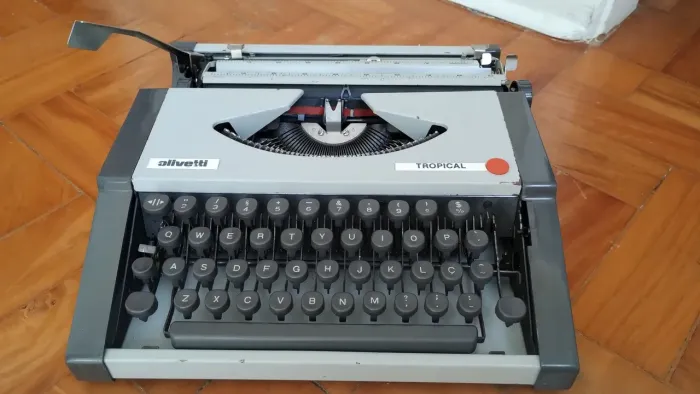 Máquina de escrever Olivetti Tropical