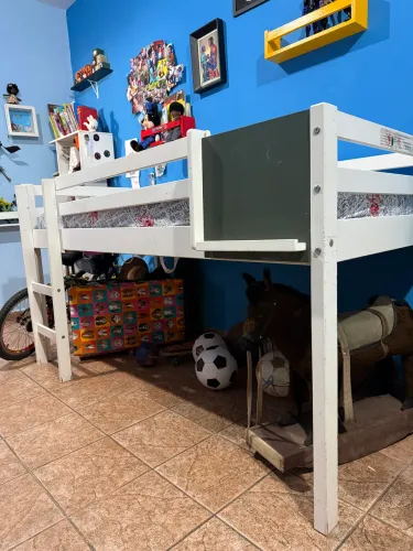 Cama de solteiro elevada