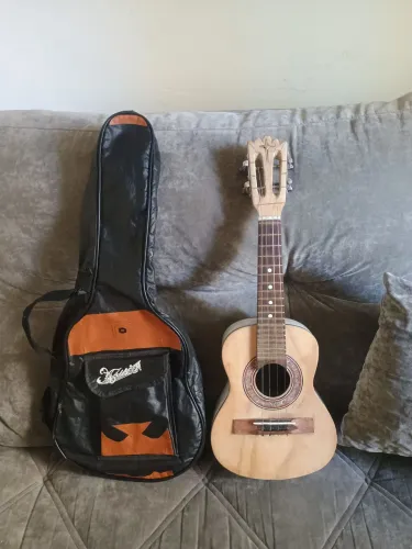 Vendo cavaquinho.