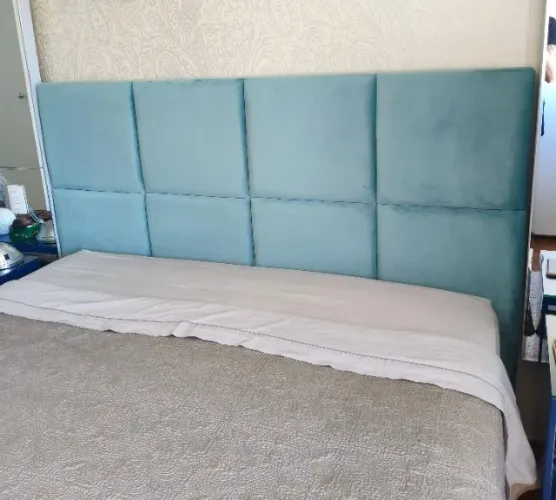Cabeceira estofada em sued azul