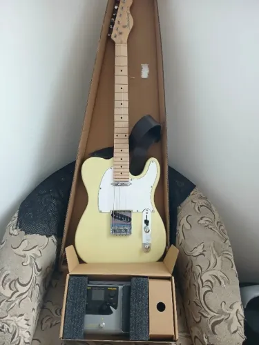 Guitarra telescater e pedaleira