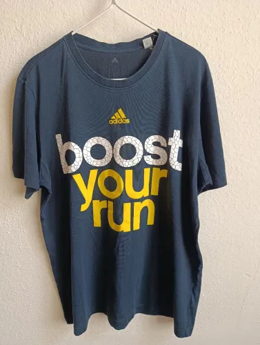 T shirt Adidas boost your Run azul marinho