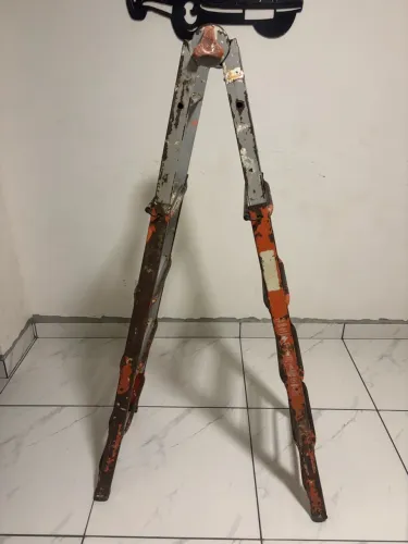 Escada de ferro dobrável