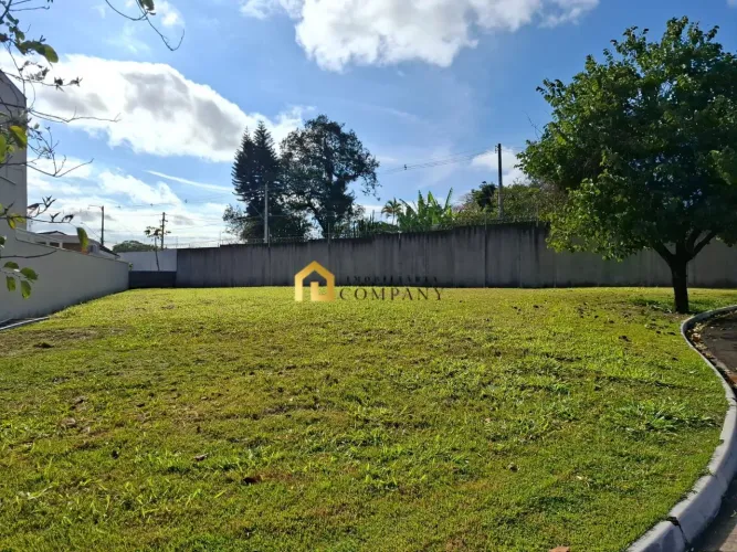 Condomínio Lago da Serra - Terreno de Esquina no Lago da Serra  Excelente Localização e Mu