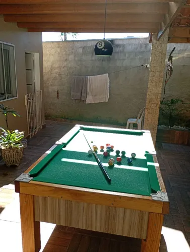 Vendo mesa de sinuca semi nova acompanha 4 tacos jogos de bola completa e lustre brinde
