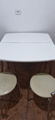 Mesa Dobrável Branca com 4 Cadeiras - Ideal para Kitnet (Desapego)