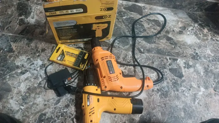Parafusadeira e furadeira a bateria e elétrica