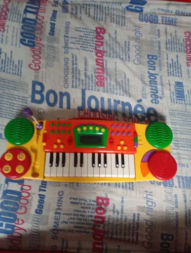 Teclado infantil funcionando tá sem a tampa da pilha