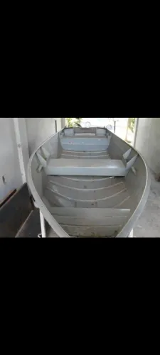 Barco de alumínio com reboque