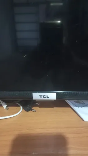 Vendo tv TCL. 32 SMART ., CAIU E A TELA FICOU RUIM. MAS NO MAIS FUNCIONA. LIGA,TEM AUDIO.