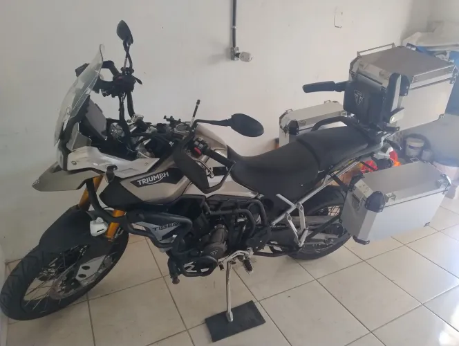 Triumph Tiger 900 Rally Pro 2023 - Prata - 10.000 km (Com Baús Brass)