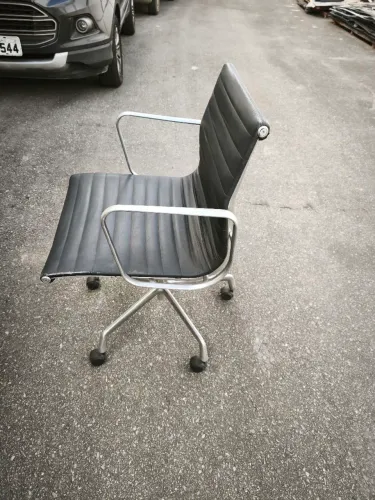 Cadeira Eames executiva baixa