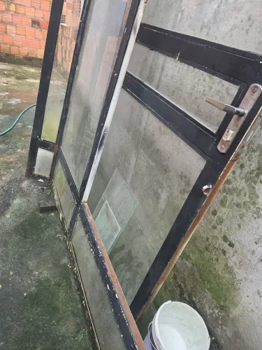 Porta de Vidro com Estrutura de Metal (Preta) - Usada