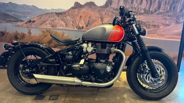 TRIUMPH BONNEVILLE BOBBER 2025