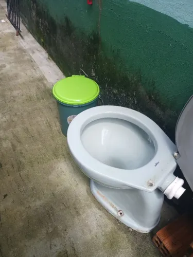 Vasi sanitário e lixeira