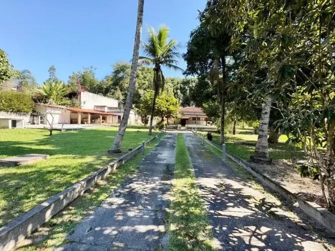 Barrozo Imóveis - Sítio a venda com 9.000 m² com piscina e murado.