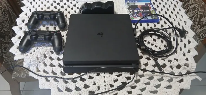 PS4 Slim em Excelente Estado - Pronto para Jogar!
