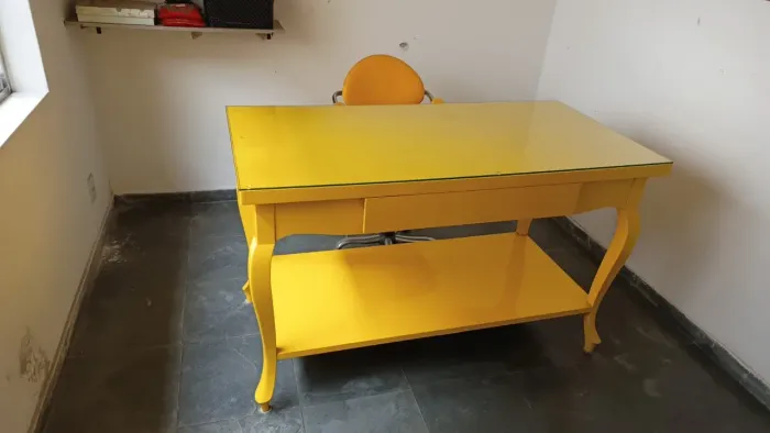 Escrivaninha + Cadeira Amarela