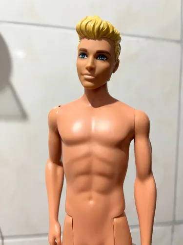 Ken híbrido em corpo model muse