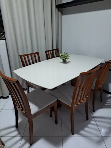 Mesa de Jantar Completa com 6 Lugares. Madeira. Tampo de Vidro OffWhite. Almofada de Linho