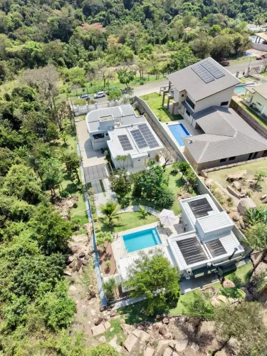 SOBRADO COM 4 SUÍTES, PISCINA BORDA INFINITA E CERCADO PELA NATUREZA
