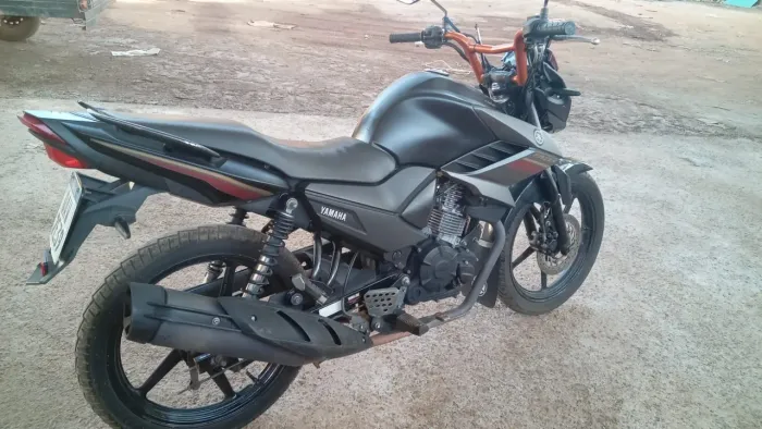 Moto com pequenos detalhes de uso..