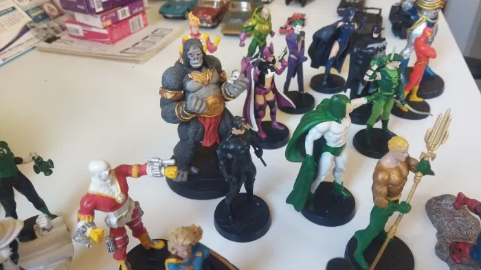 Estatuetas de heróis e vilões